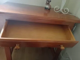 Cama, escritorio y mesilla de madera