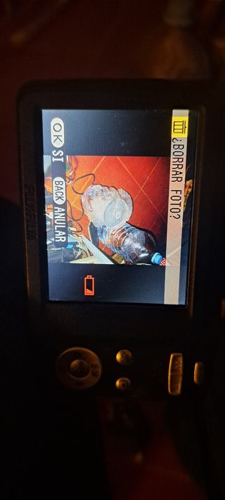 Cámara Fujifilm HD Movie 14MP Roja