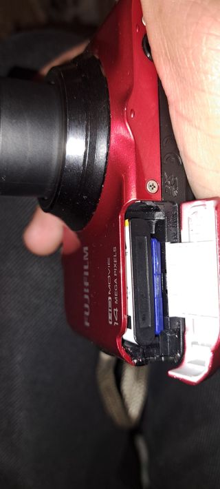 Cámara Fujifilm HD Movie 14MP Roja