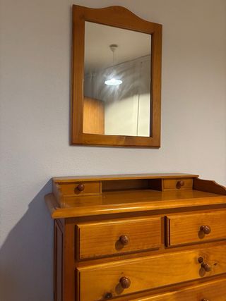 Mesa de salón y sillas  cómoda de madera, espejo