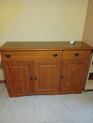 Aparador de pino con 3 puertas