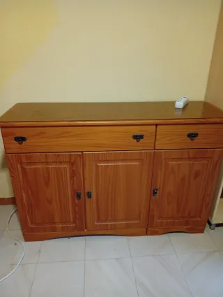 Aparador de pino con 3 puertas