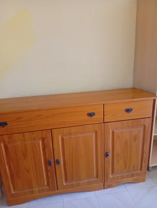 Aparador de pino con 3 puertas