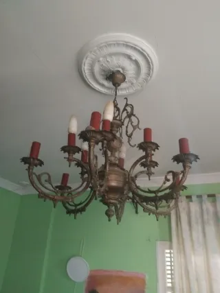 Lámpara de techo dorada y roja