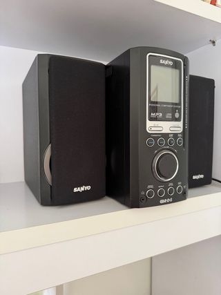 Sistema de sonido Sanyo con altavoces