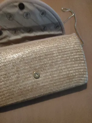 Bolso Cartera Beige de rafia con cadena colgar