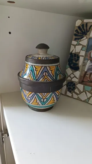 Tibor pequeño cerámica y latón antiguo