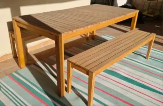 Mesa de madera con 2 bancos