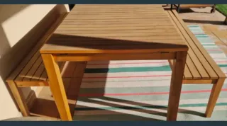 Mesa de madera con 2 bancos