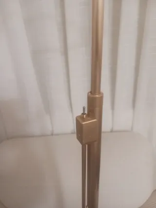 Lámpara de pie dorada para lectura