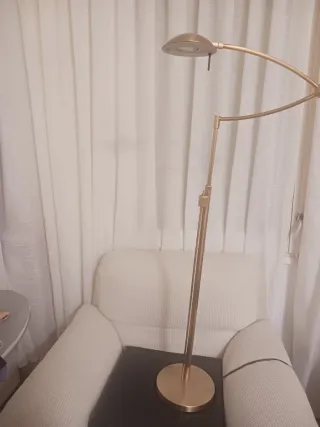 Lámpara de pie dorada para lectura