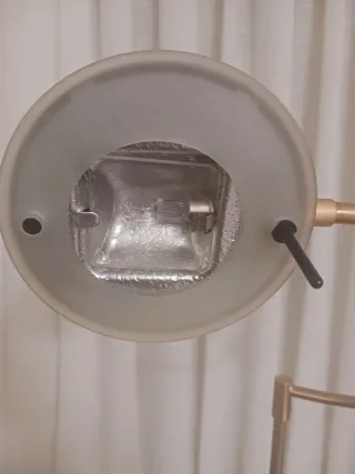 Lámpara de pie dorada para lectura