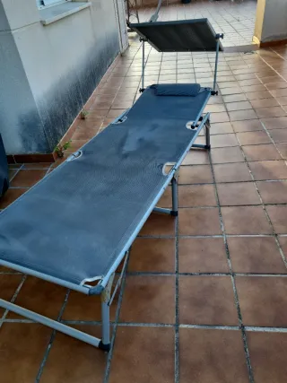 Tumbona plegable gris con parasol