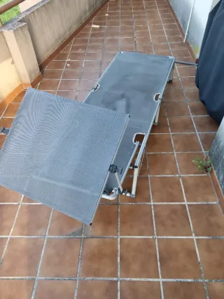 Tumbona plegable gris con parasol