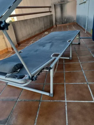 Tumbona plegable gris con parasol