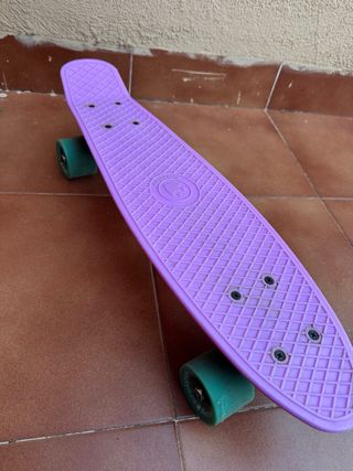 Monopatín púrpura con ruedas verdes