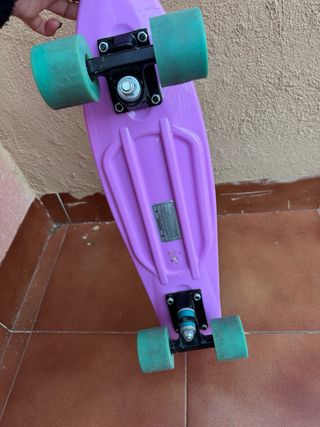 Monopatín púrpura con ruedas verdes