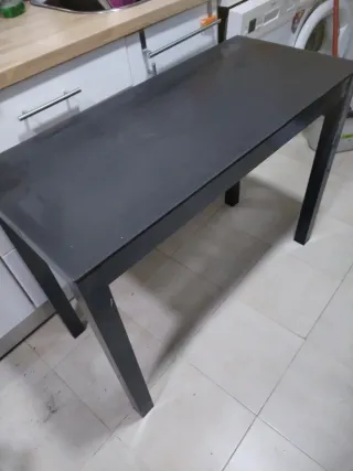 Mesa de cocina gris oscuro con 2 sillas