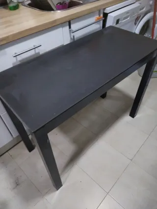 Mesa de cocina gris oscuro con 2 sillas