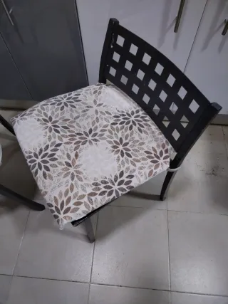 Mesa de cocina gris oscuro con 2 sillas