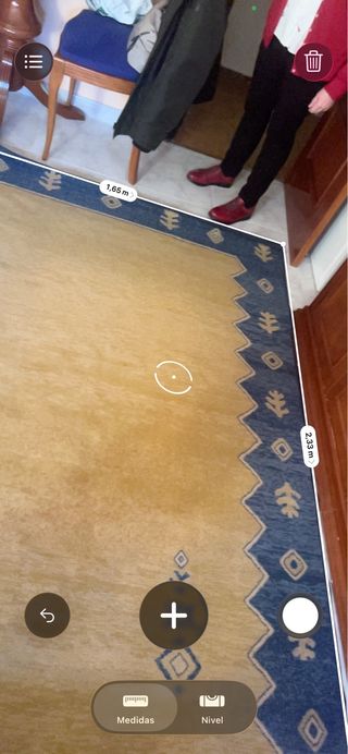 Alfombra azul y amarilla con diseño