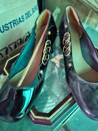 Zapatos de colección negros con cadena dorada