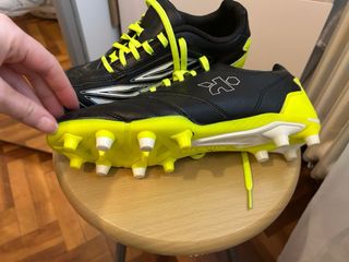 Zapatillas de tacos negras y amarillas