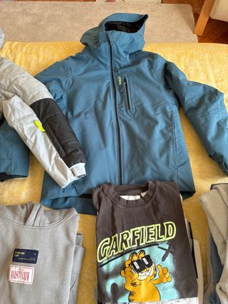 Consegna di abbigliamento per bambini taglia 132-134, età 6-7 anni