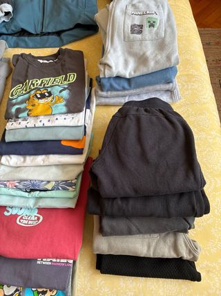 Consegna di abbigliamento per bambini taglia 132-134, età 6-7 anni