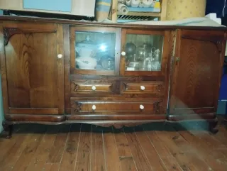 Aparador antiguo de madera maciza y cristal