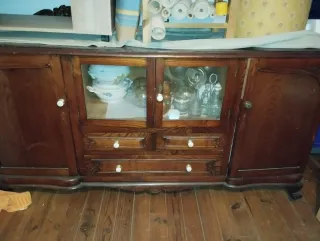 Aparador antiguo de madera maciza y cristal