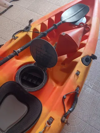 Kayak naranja con accesorios de pesca