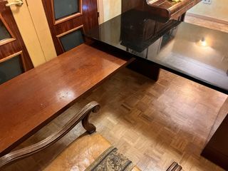 Mesa de despacho moderna de madera lacada.