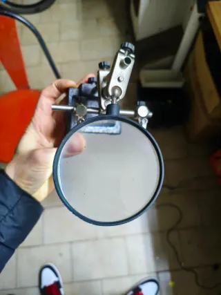 Strumento per saldare con lente