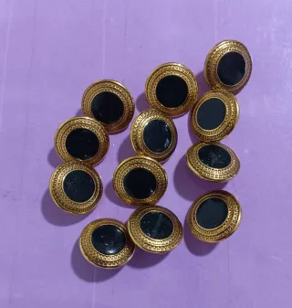Lote botones con vástago dorados con centro negro.