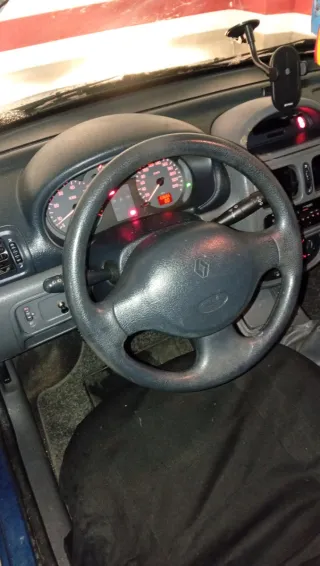 Renault Clio con muy pocos KM!!!!