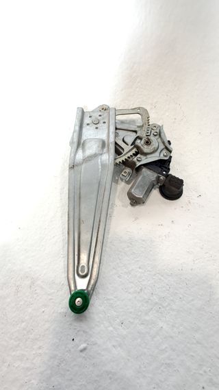 MOTOR ELEVALUNAS TRASERO DERECHO TOYOTA YARIS (3)