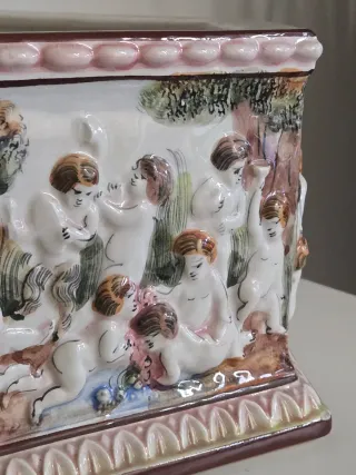 Jardinera cerámica relieve estilo clásico