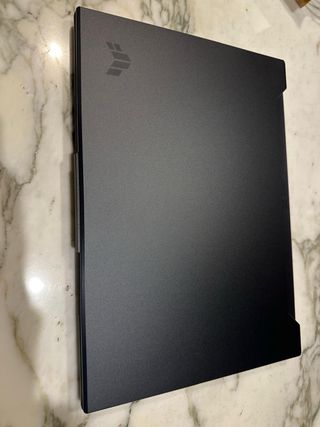 ASUS TUF Dash F15 FX517ZM Laptop, ratón y funda.