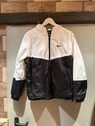 Chaqueta cortavientos Nike blanca y negra