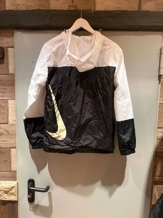 Chaqueta cortavientos Nike blanca y negra