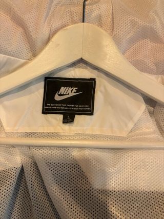 Chaqueta cortavientos Nike blanca y negra