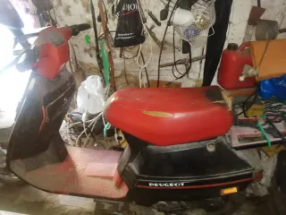 Moto Scooter Peugeot Negra/Roja