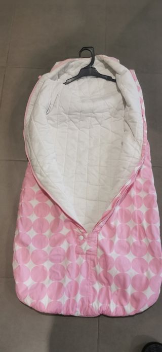 Saco de dormir rosa con círculos blancos