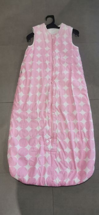 Saco de dormir rosa con círculos blancos