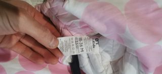 Saco de dormir rosa con círculos blancos