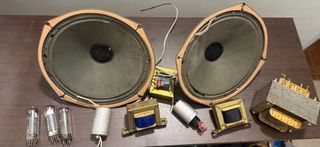Altavoces antiguos con componentes y válvulas