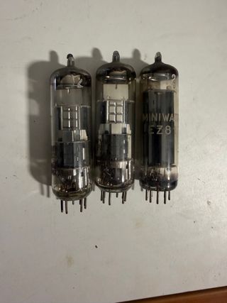 Altavoces antiguos con componentes y válvulas