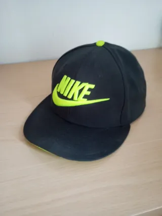 Gorra Nike Plana Negra y Verde