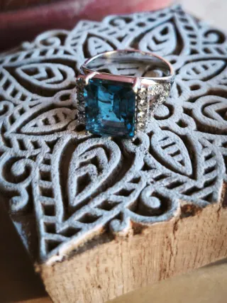 Anillo Oro y Gemas Azul